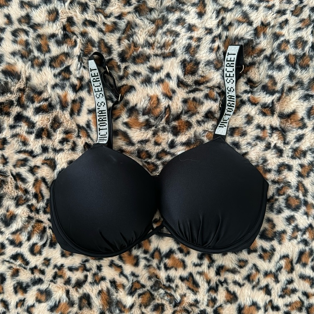 Victoria’s Secret bombshell swim top